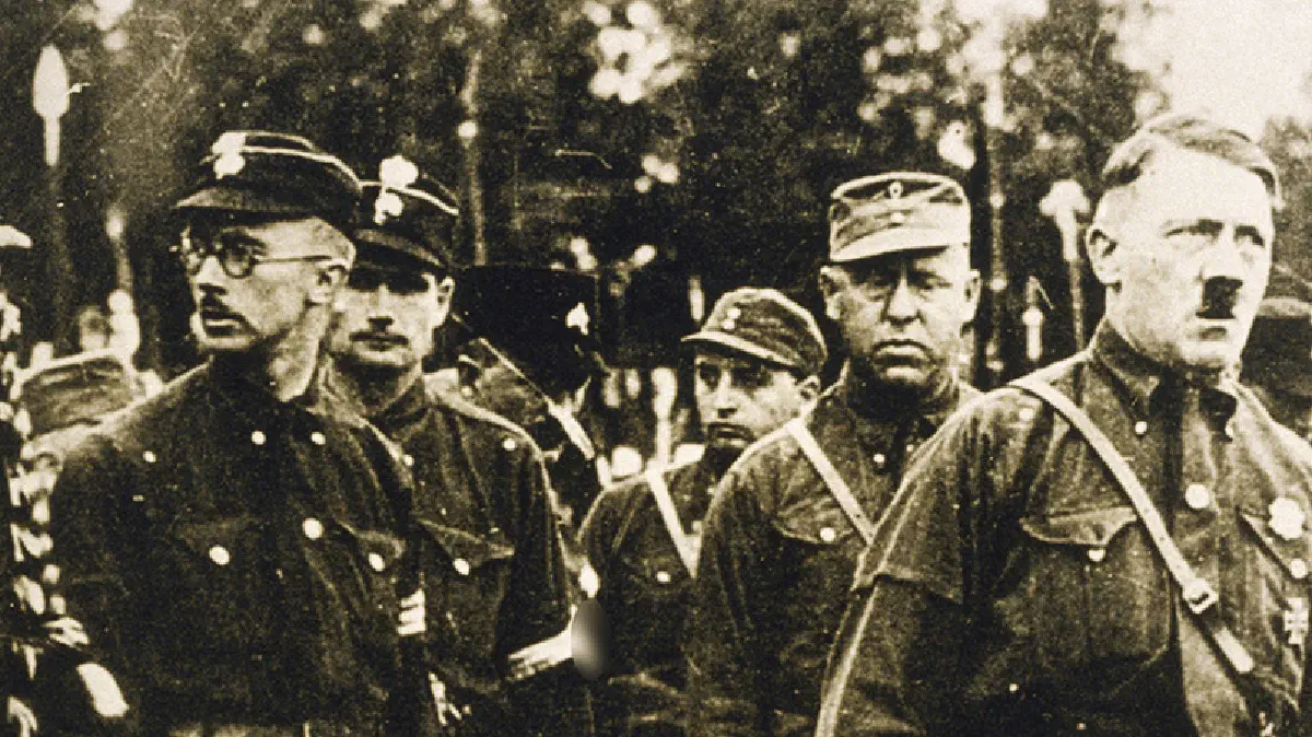 Грегор Штрассер (стоит позади от Гитлера)