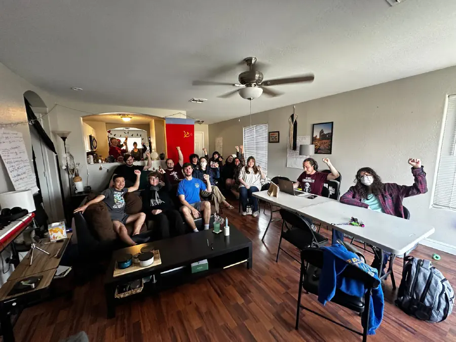 Товарищи из Феникса собрались для коллективного просмотра видео-трансляции с мероприятия