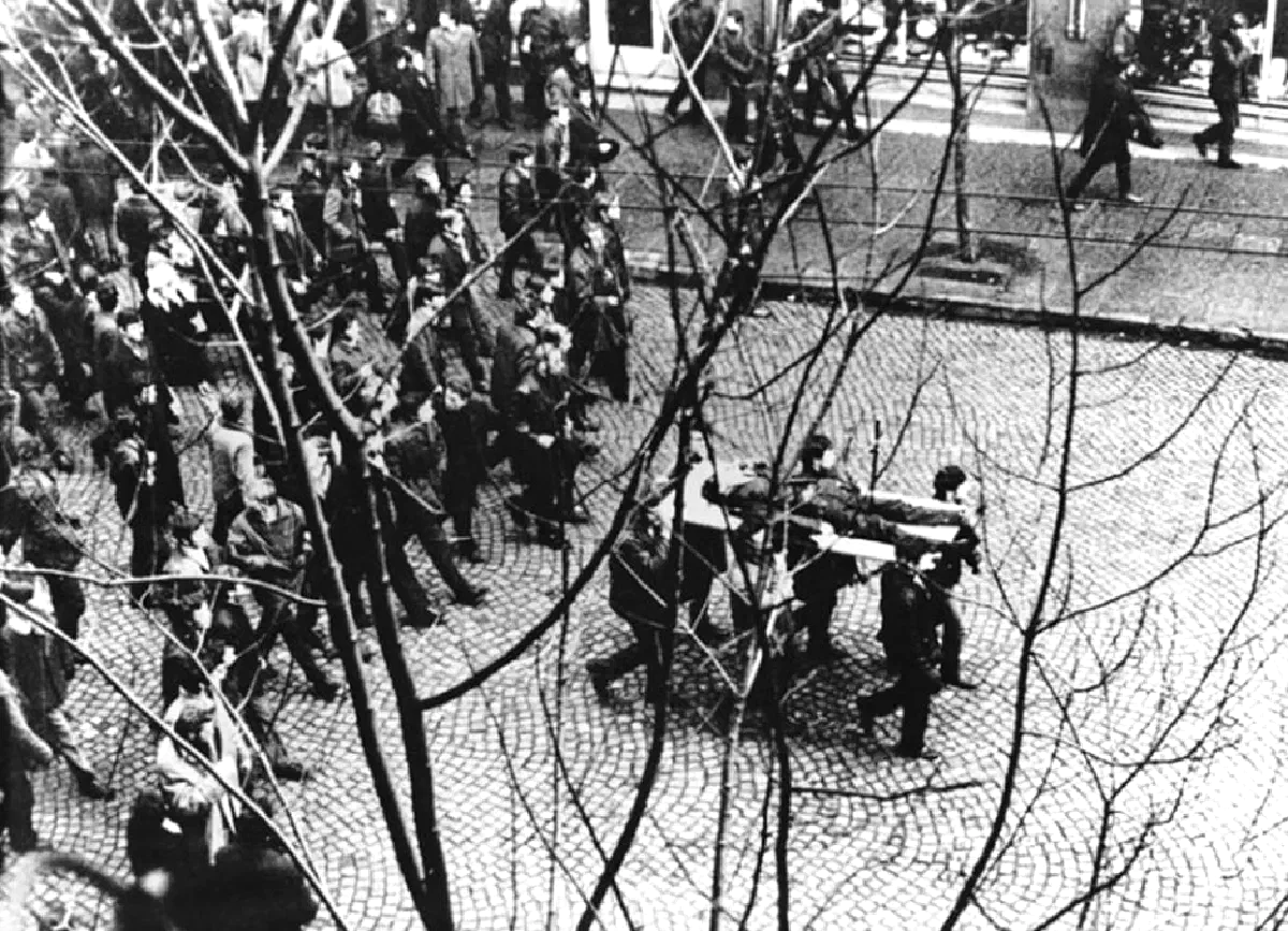 Демонстранты в Гдыне 17 декабря 1970. Демонстранты несут убитого Збигнева Годлевского.