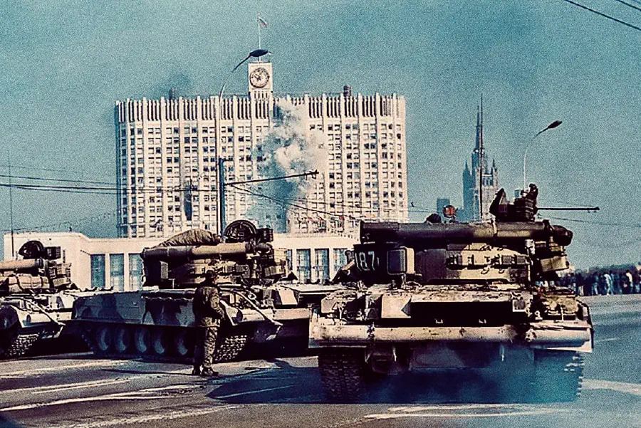 Демократический режим Ельцина принимал все более репрессивные меры, даже обстреливал Российский конгресс / Изображение: общественное достояние