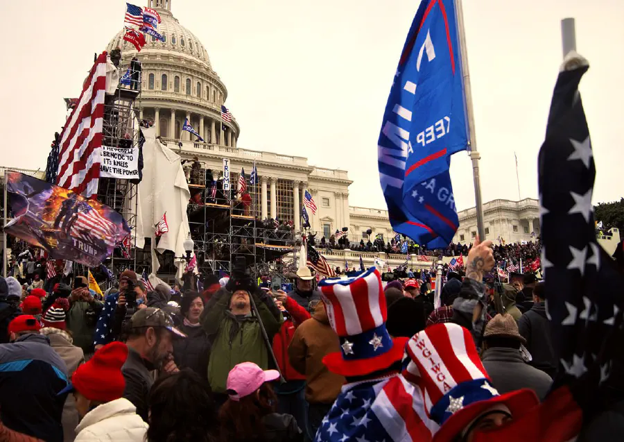 В случае с конкретной авантюрой Трампа вряд ли он ожидал, что толпа его сторонников доберется до Капитолия / Изображение: Тайлер Мерблер