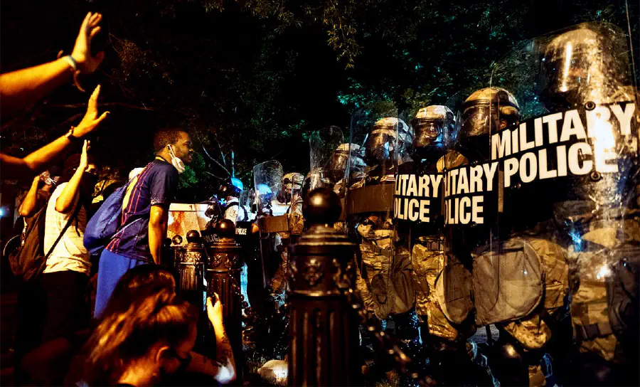 Желание бороться с любыми следами авторитарных тенденций - здоровый инстинкт многих рабочих и молодых людей / Изображение: Роза Пинеда