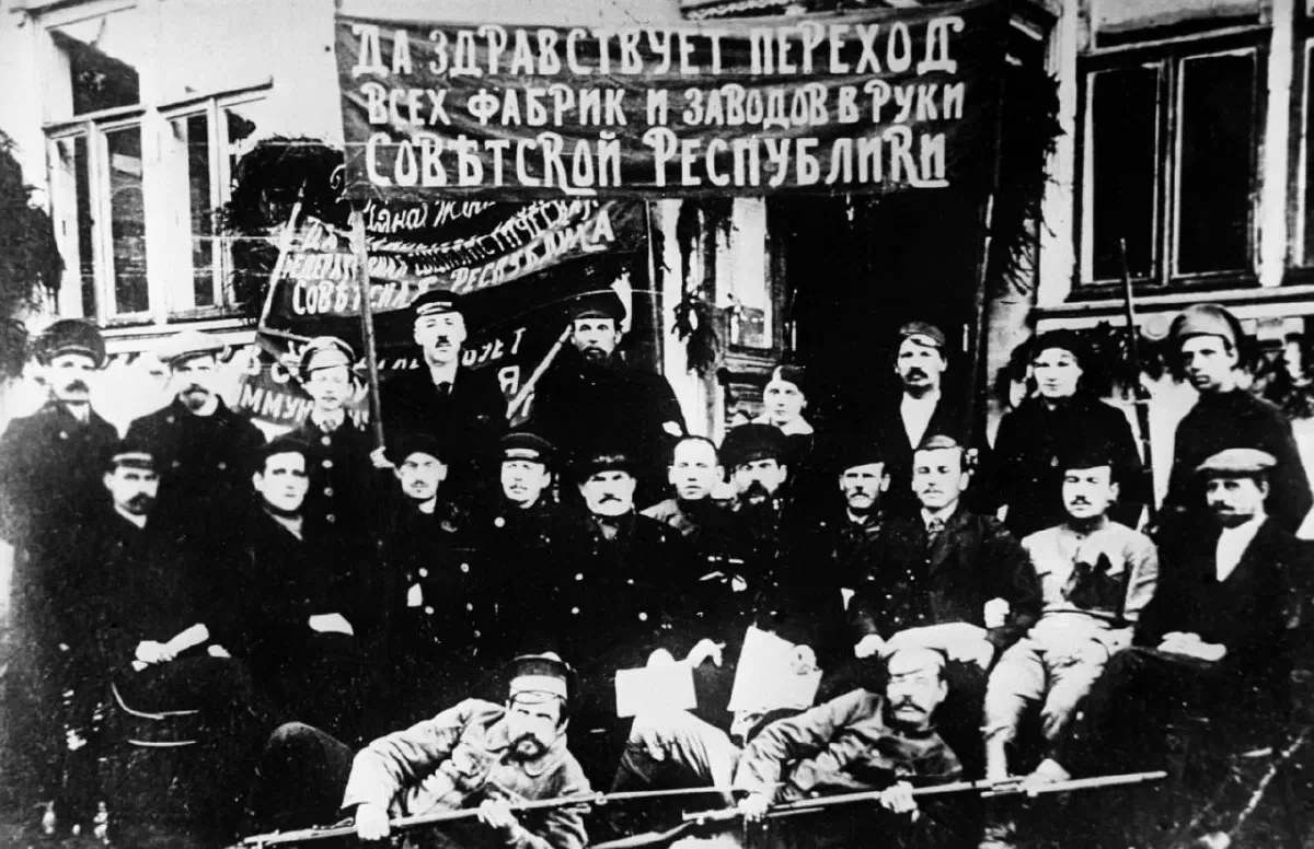 Рабочие «Ликинской мануфактуры» – первого национализированного предприятия. 1917