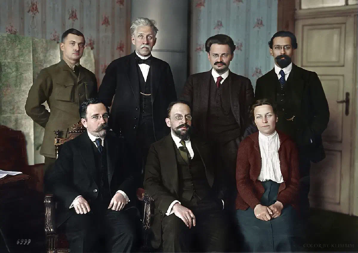 Сов.делегация в Брест-Литовске. 15 янв.1918: Л.Каменев, Адольф Йоффе, А.Битженко Стоят: В.В.Липский, Лев Троцкий, Лев Карахан