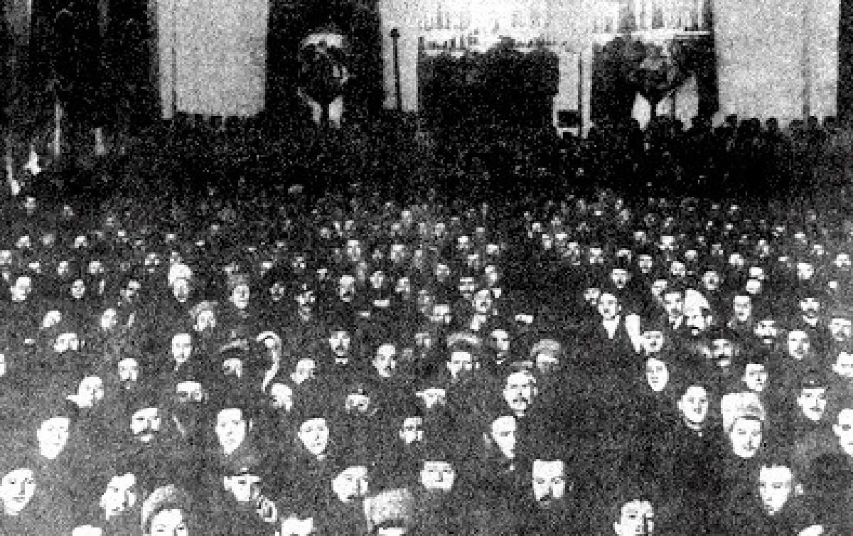 С самого начала переполненный Смольный оглашался митинговыми речами и восторженными призывами / Изображение: общественное достояние