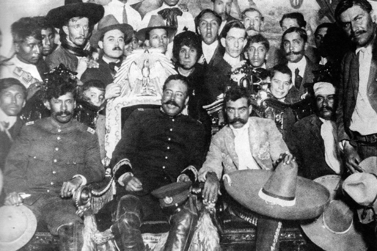 Панчо Вилья (слева в центре) и Эмилиано Сапата (справа в центре) в Президентском дворце, Мехико, декабрь 1914 года.