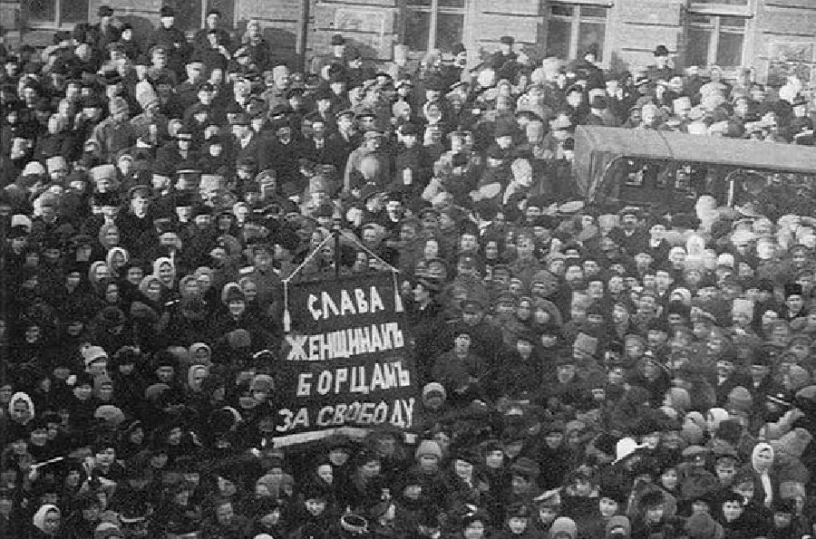 23 февраля 1917 года стихийная забастовка женщин-текстильщиц в Петрограде положила начало волне восстания, окончившейся свержением царя / Изображение: общественное достояние