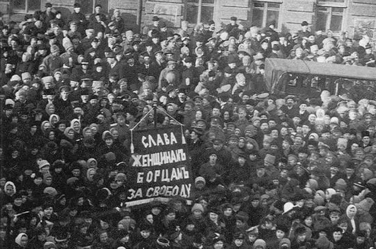 23 февраля 1917 года стихийная забастовка женщин-текстильщиц в Петрограде положила начало волне восстания, окончившейся свержением царя / Изображение: общественное достояние