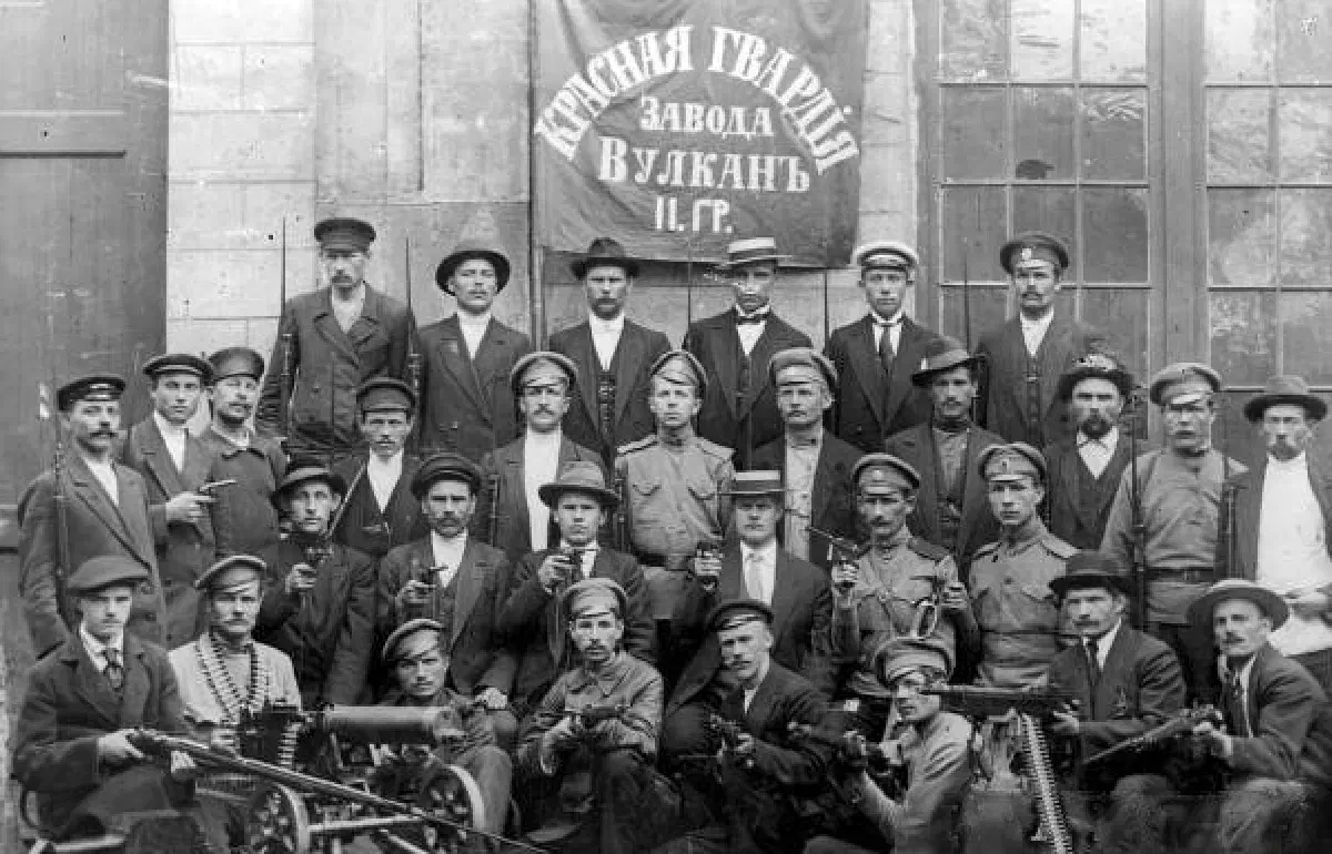 Красная гвардия в 1917 году. Рабочий класс, совершивший Октябрьскую революцию 1917 года, был в значительной степени уничтожен в Гражданской войне: рассеян в рядах Красной армии или растерян по мере упадка промышленности.