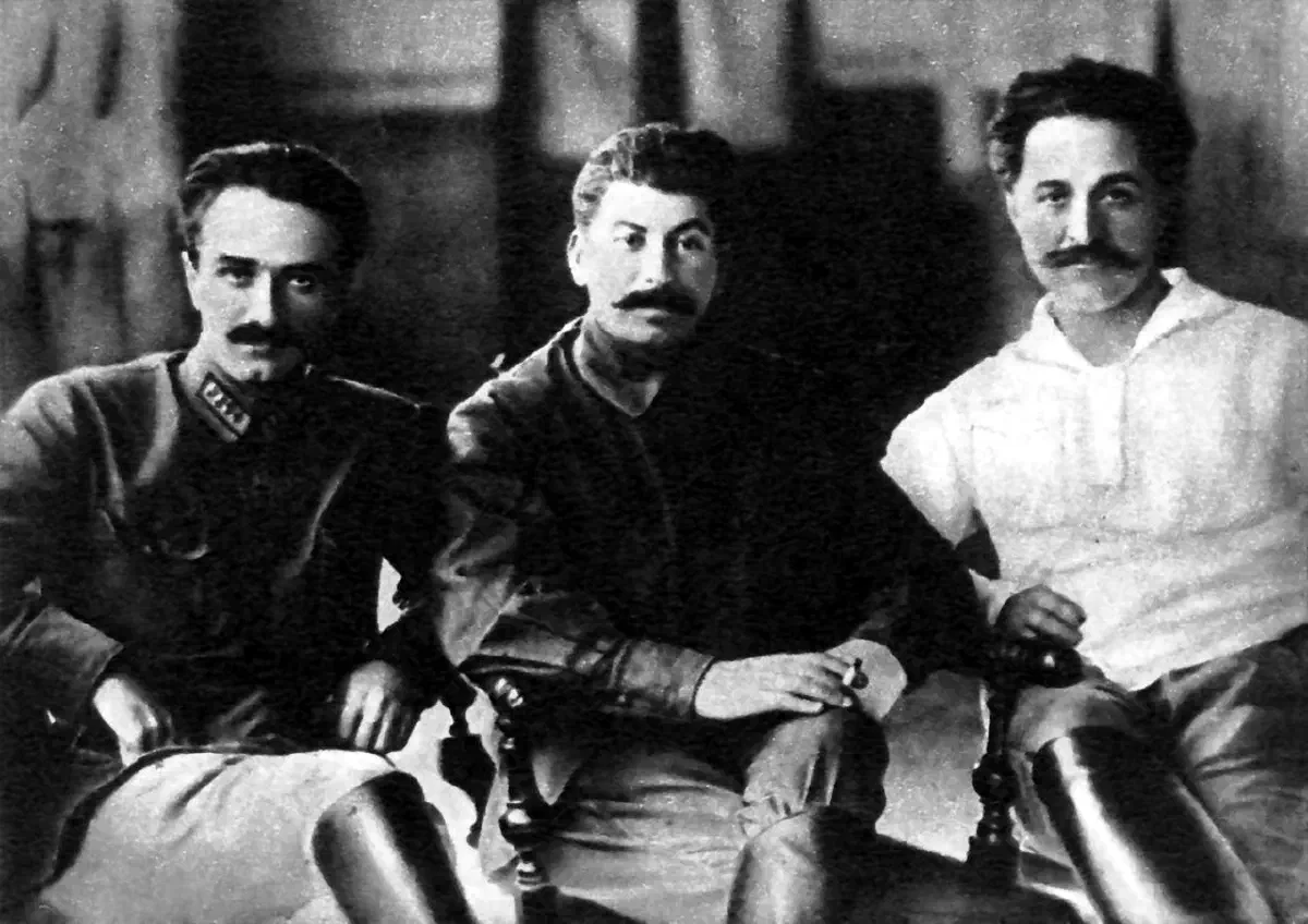 Сталин и его союзники, Орджоникидзе и Микоян. Вначале Ленин придерживался осторожного подхода в борьбе внутри партии против Сталина. Но, увидев переворот, совершенный Сталиным и его приспешниками в Грузии, Ленин встрепенулся и перешел в наступление.