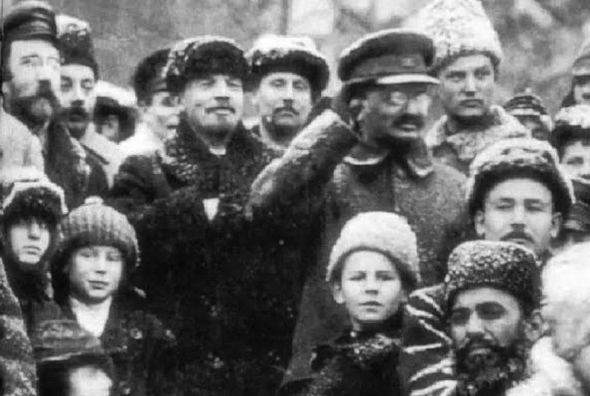 К концу своей жизни Ленин сформировал блок с Троцким, единственным человеком в ЦК партии большевиков, которому он мог доверять.