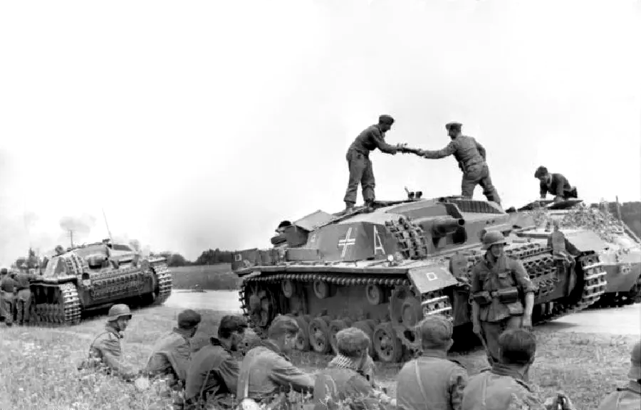 Опасная местность и обширность советских резервов людей и ресурсов в конечном итоге замедлили продвижение нацистов / Изображение: общественное достояние