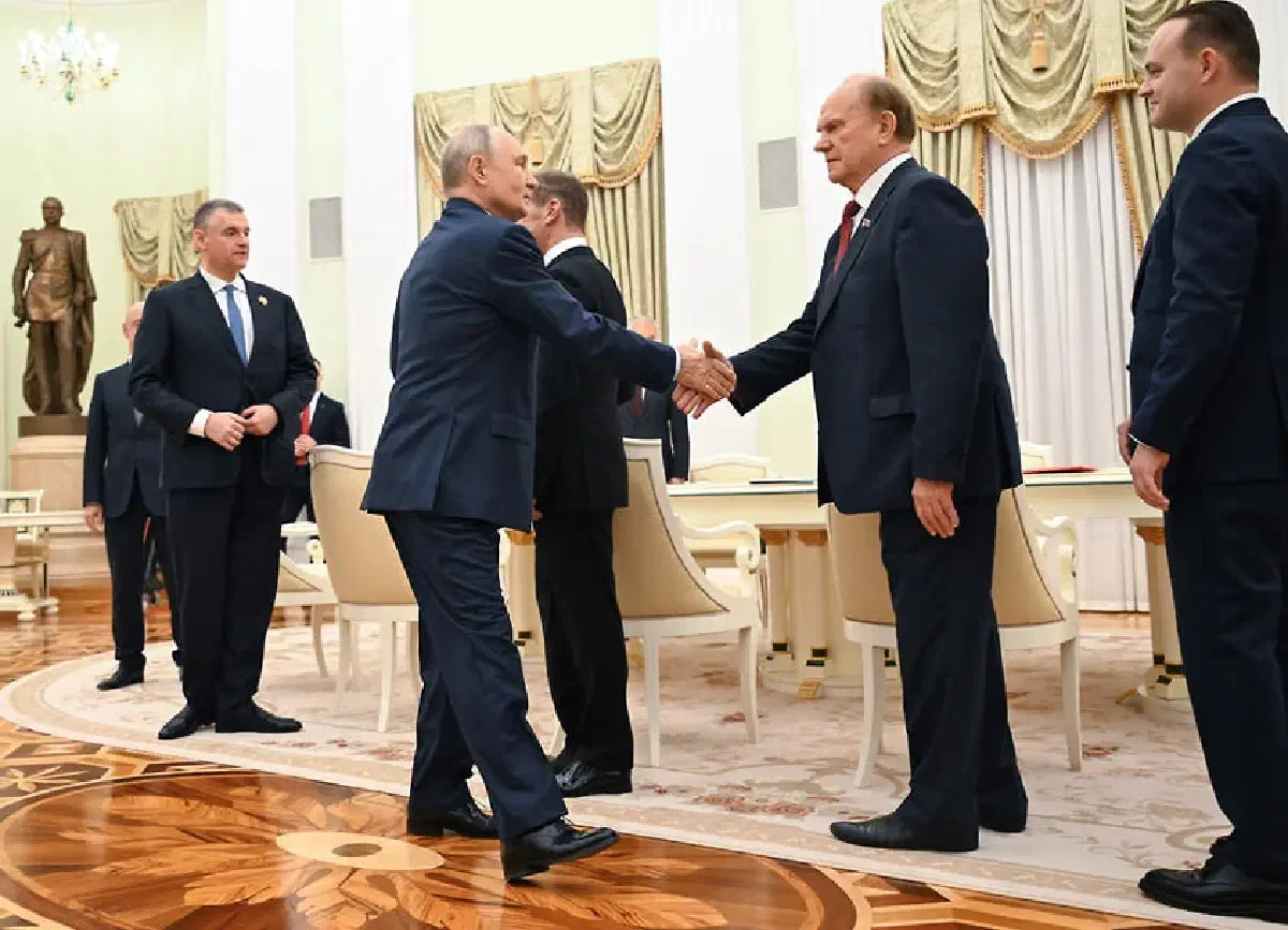 Геннадий Зюганов ждет своей очереди. 