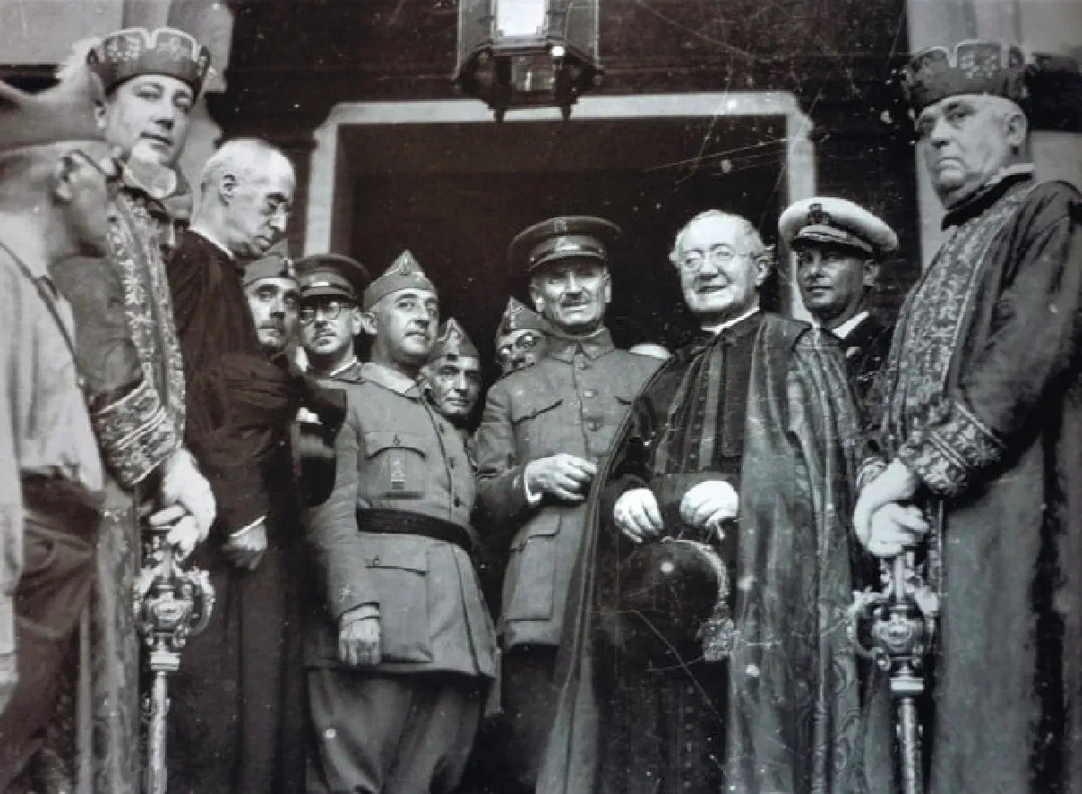 Генерал Франко, слева от центра, в 1937 г.