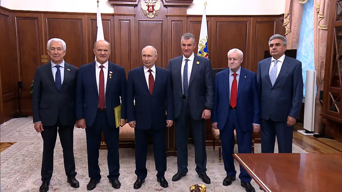 Владимир Путин с лидерами парламентских фракций. «Единая Россия» Владимир Васильев, руководитель фракции КПРФ Геннадий Зюганов, руководитель фракции партии «Справедливая Россия» Сергей Миронов, руководитель фракции ЛДПР Леонид Слуцкий и руководитель фракции партии «Новые люди» Алексей Нечаев.