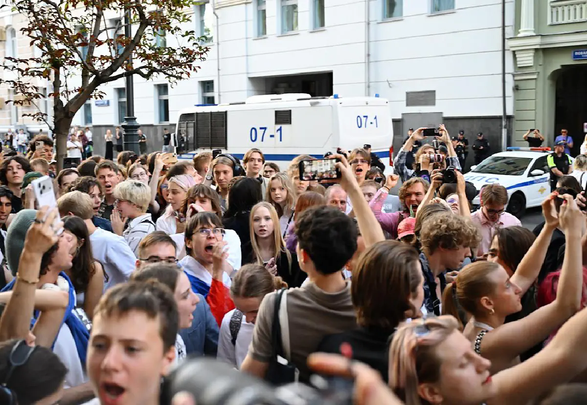 По оценкам пресс-службы Яблока и очевидцев, поддержать организацию пришли около 500 человек.