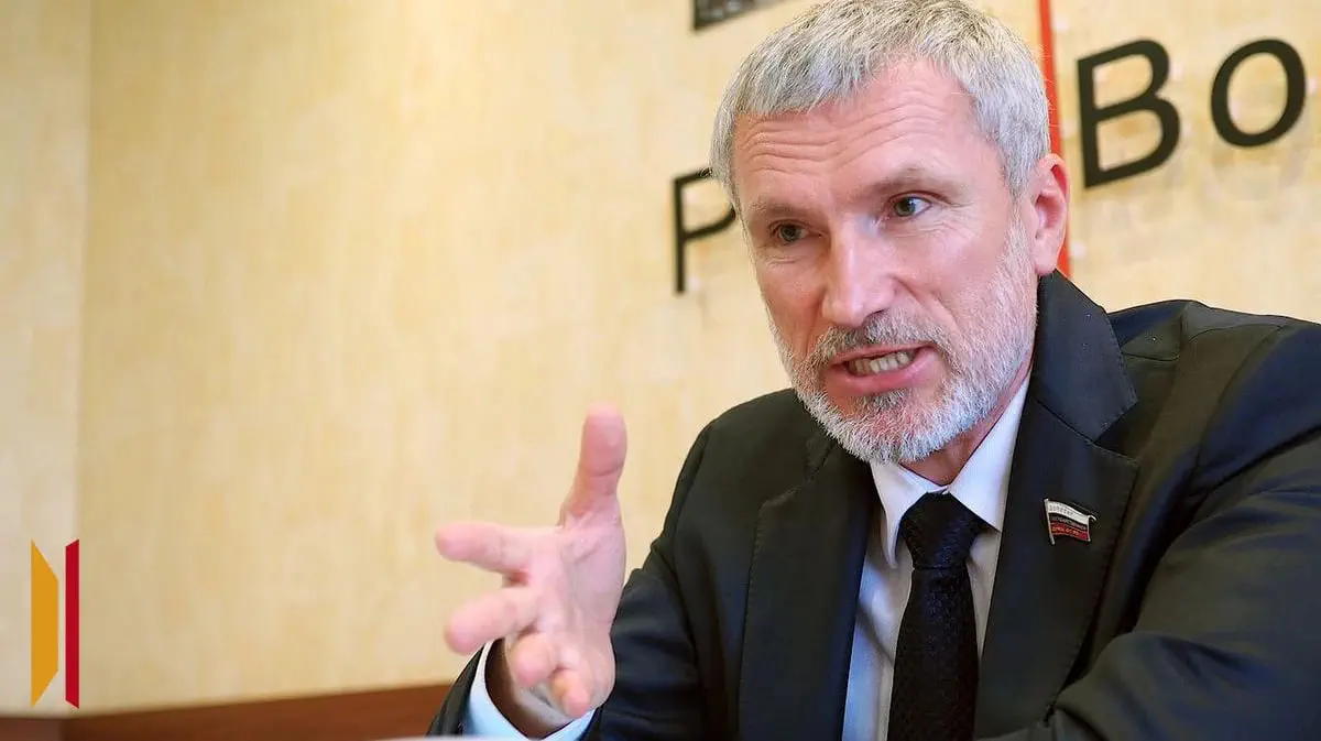 Алексей Журавлев — российский политик, депутат Государственной думы РФ. Выступая на форуме «Лиги безопасного интернета», Журавлев резко раскритиковал современную молодежь за то, что главной ценностью они считают человеческую жизнь. Недавно отметился истерикой во время записи интервью с адвокатом Иваном Мироновым, когда ведущий прямо спросил Журавлева, почему он сам и другие призывающие к войне депутаты не находятся на фронте и не отправляют туда своих сыновей, политик сорвался на крик, ударил кулаком по столу, использовал нецензурную брань и демонстративно покинул студию.