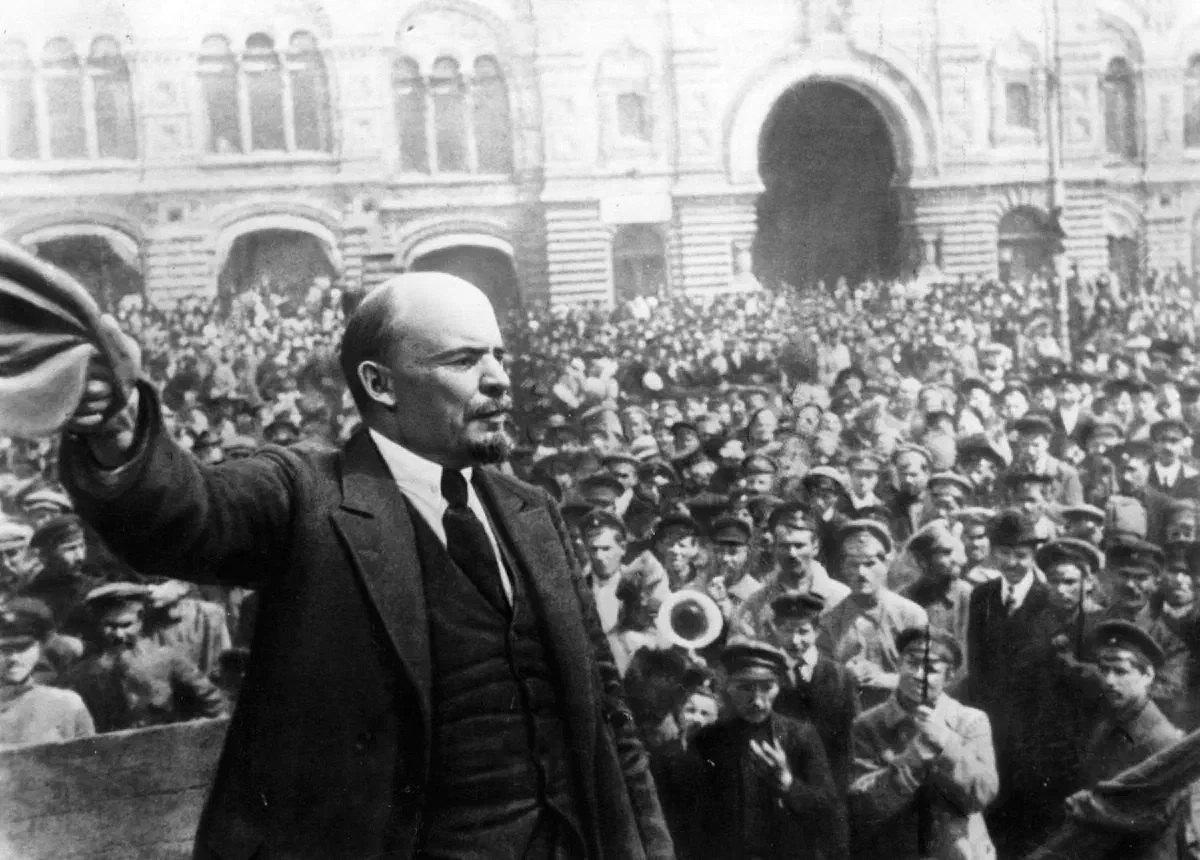 Ленин твердо отстаивал политику неподдержки буржуазных либералов и необходимость взятия власти рабочим классом / Изображение: общественное достояние