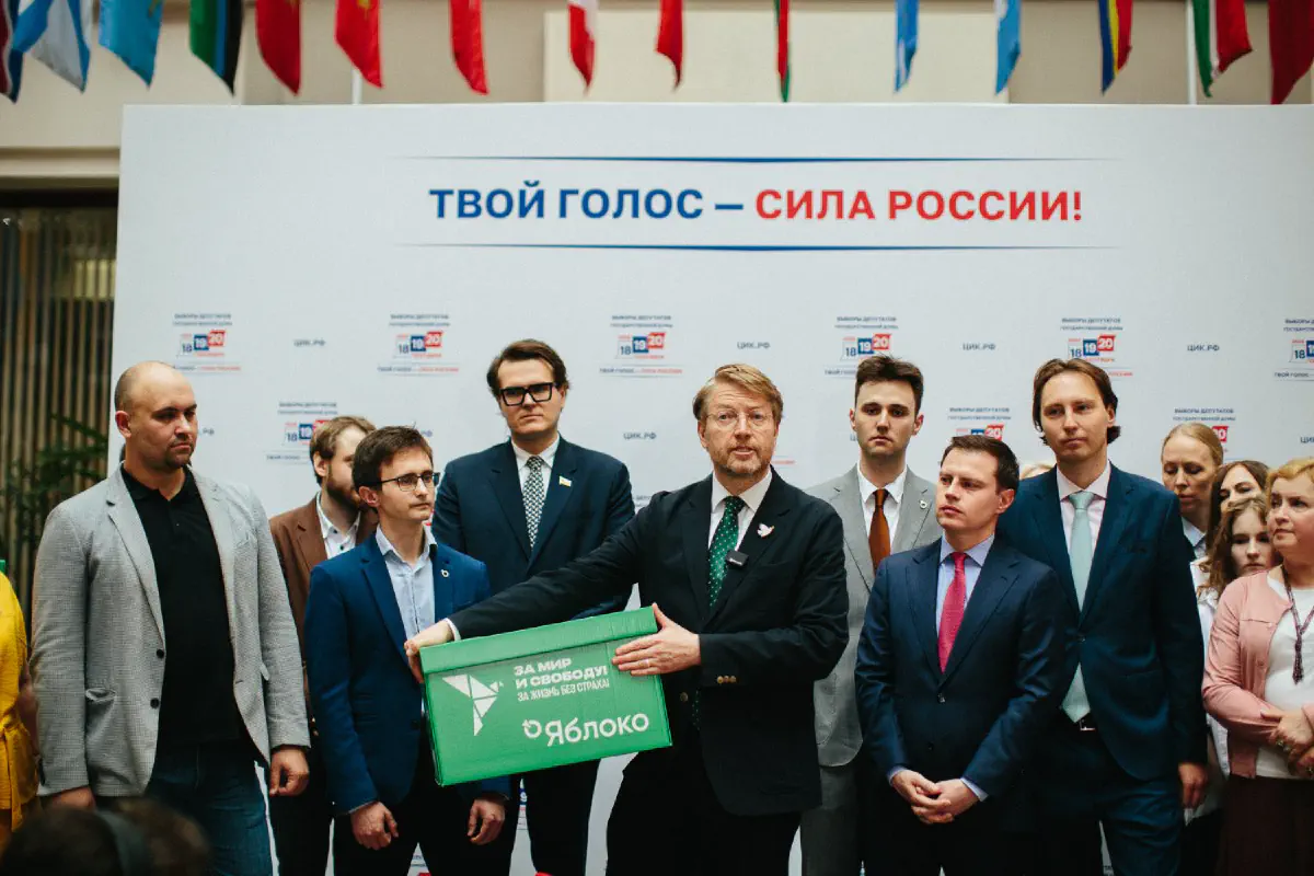 Партия Яблоко на регистрации партий на выборы 2026 года. Ее появление в бюллетене сподвигло либеральную и лево-либеральную оппозицию в эмиграции выступить в ее поддержку.