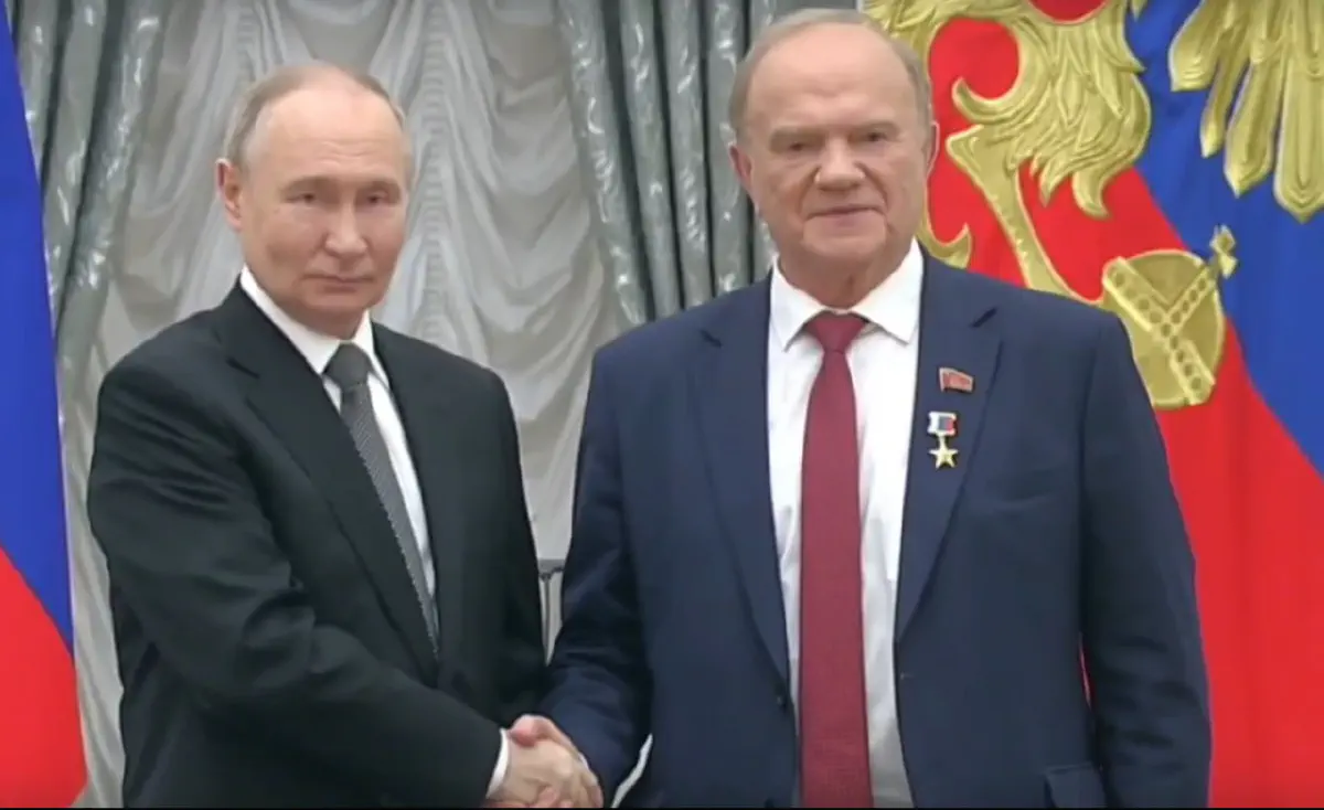Путин вручает медаль «Герой Труда РФ» председателю ЦК КПРФ Геннадию Зюганову, 12 декабря 2024 год.