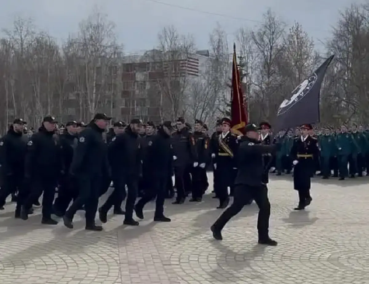 Отделенние Русской общины на Параде Победы 9 мая в Сургуте демонстрируют на публике свое неумение маршировать.