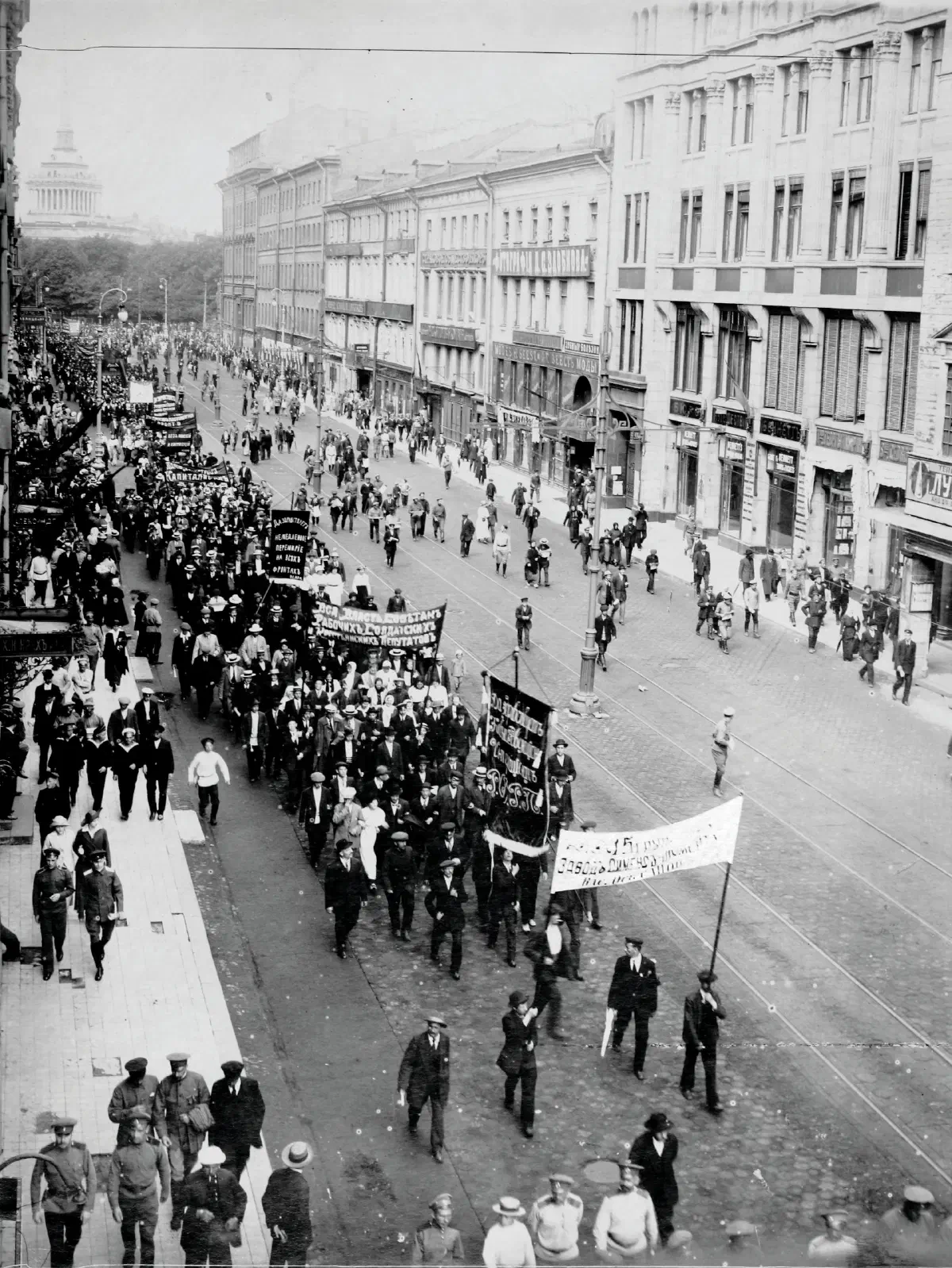 Петроград, апрель 1917 года — рабочие несут лозунг большевиков «Вся власть Советам!»