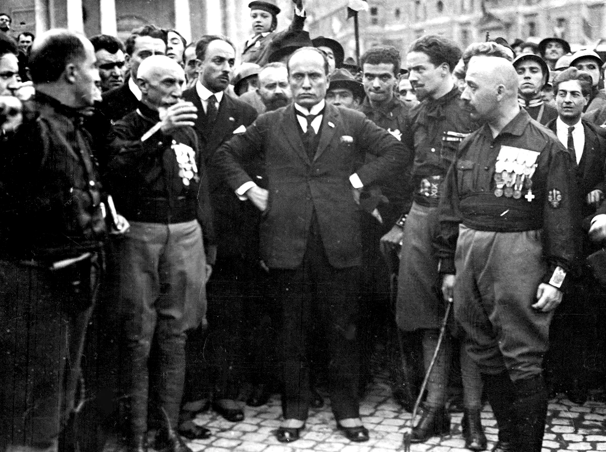 Муссолини с руководителями чернорубашечников