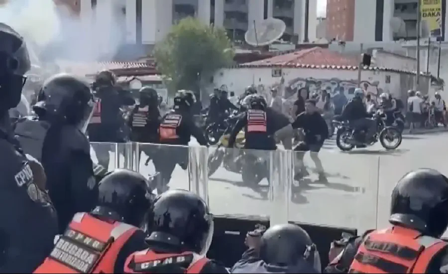 Правительство без колебаний развернуло репрессивные силы полиции и военизированных формирований.