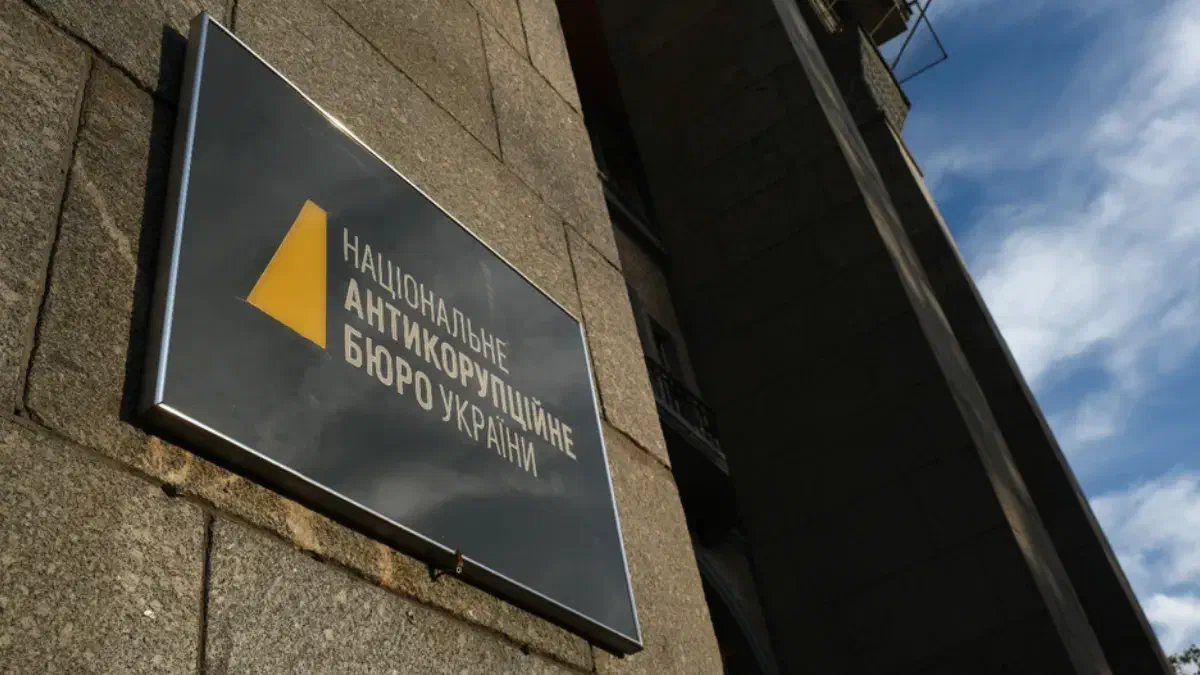 НАБУ и САП были созданы в 2015 году при активной поддержке западных партнеров Украины, через год после массового восстания, свергнувшего пророссийского президента Виктора Януковича и направившего Украину на более прозападный курс