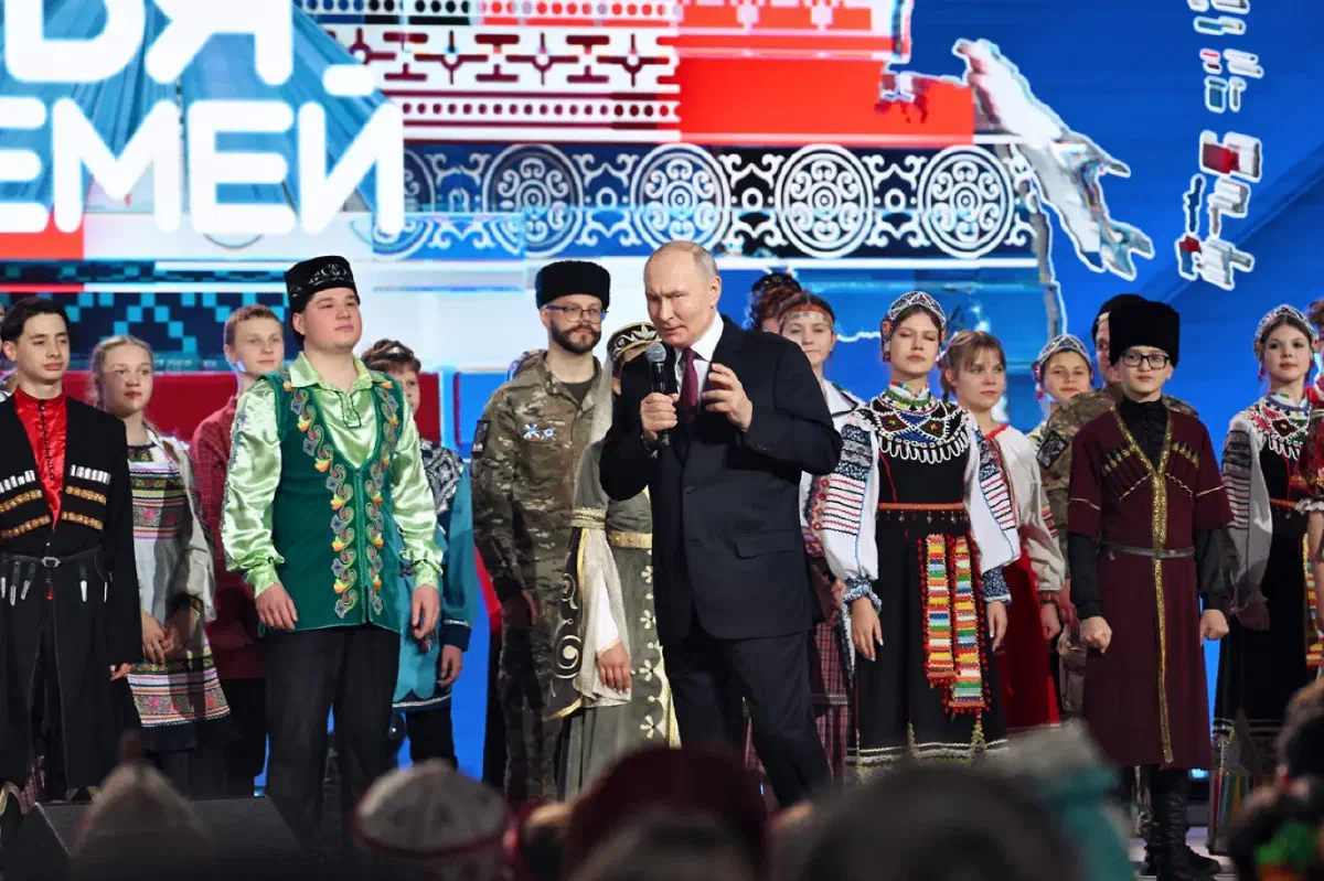 В конце 2025 года Владимир Путин подписал указ об объявлении 2026 года Годом единства народов России. Член СПЧ и президиума межнацсовета при президенте РФ Александр Брод считает, что идея родилась вследствие того, что в ближайшие дни президент подпишет новую Стратегию государственной национальной политики до 2036 года. «Стратегия начнет действовать с 2026 года, а до конца этого года правительство разработает план реализации этой концепции». На фото: Владимир Путин во время выступления на церемонии открытия Года единства народов РФ